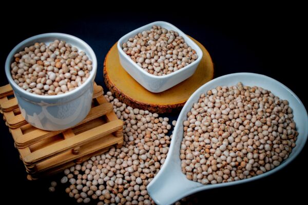 Leguminosa de tamaño mediano, color beige a marrón y forma ovalada. Rica en proteínas, fibra y minerales, de sabor suave y textura firme. Nombre científico: Vigna unguiculata L. Tamaño: 580 - 600gr por 100gr Disponibilidad: Agosto - Marzo Empaque: Bolsas de polipropileno Presentaciones: 25kg, 50kg y big bag Defectos: 3%