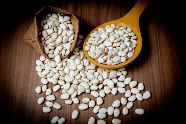 Leguminosa pequeña de color blanco, forma redondeada y textura cremosa. Rica en proteínas, fibra y minerales, de sabor suave y fácil cocción. Nombre científico: Phaseolus lunatus L. Tamaño: 200-250gr por 100gr Disponibilidad: Septiembre - Abril Empaque: Bolsas de polipropileno Presentaciones: 25kg, 50kg y big bag) Defectos: 3%